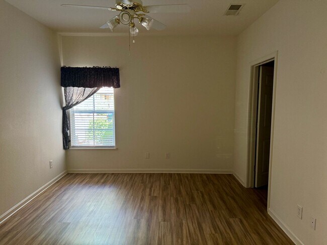 Building Photo - 3 Bedroom 2 Bath home with covered patio