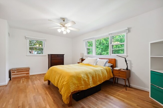 Building Photo - Spacious Split Level on Sundale Stone's Th...