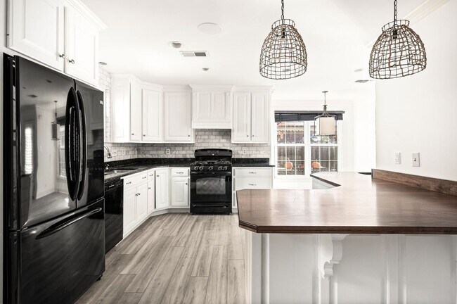 Building Photo - Awesome 4BR/3BA end-unit townhouse in the desirable River Plantation neighborhood!