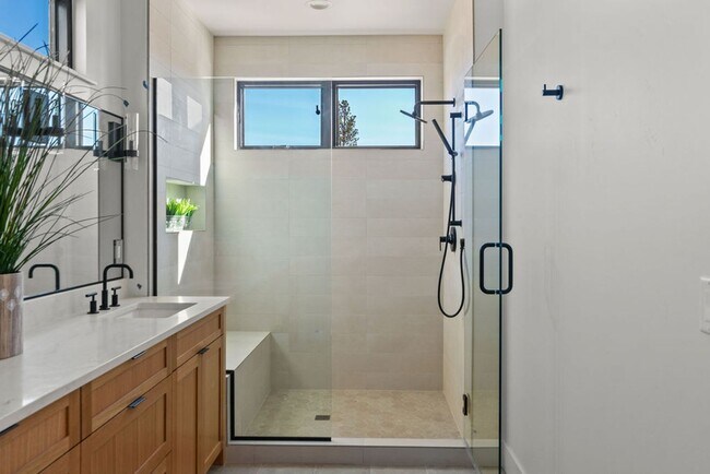 Building Photo - Exquisite Town home living: Bends desirabl...