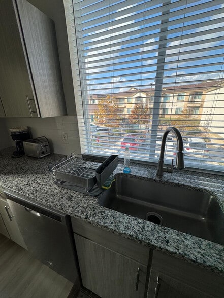 Building Photo - Room in Townhome on W Whitestone Blvd