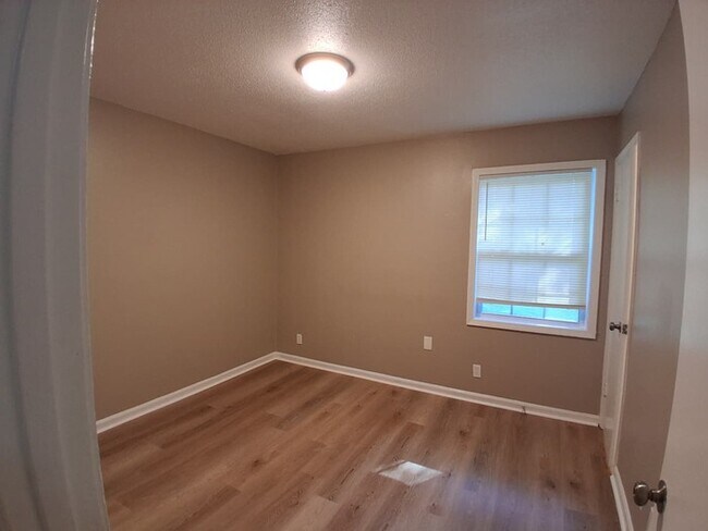 Building Photo - Large Home For Rent!