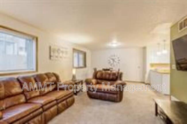 Building Photo - 740 Westwinds Dr