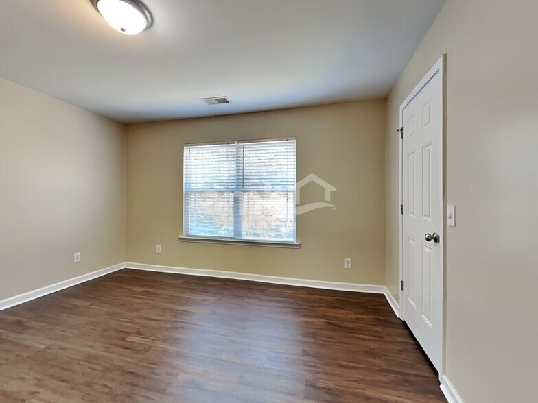 Building Photo - 137 Lake House Rd