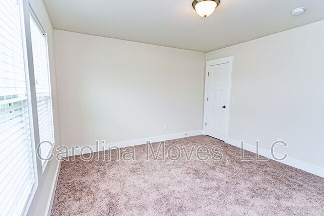 Building Photo - 14 Larson Dr