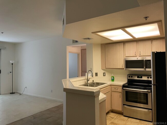 Building Photo - 640 Camino De La Reina
