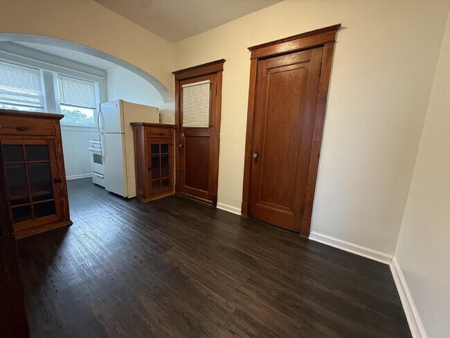 Building Photo - Large 1 Bed unit close to parks, great architecture and very walkable