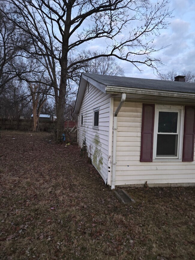 Building Photo - 1617 Parklane Dr
