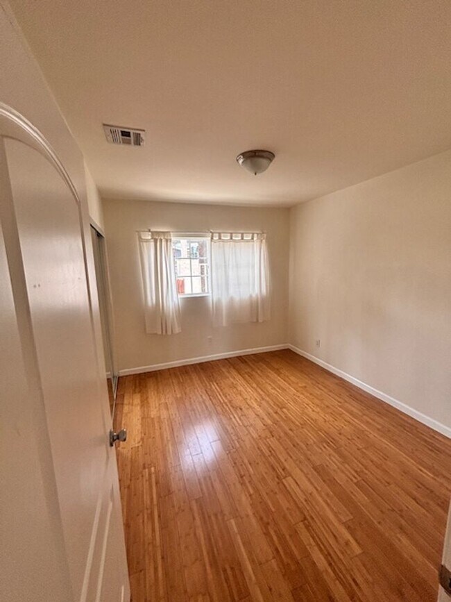 Building Photo - 1828-1828 Montrose St