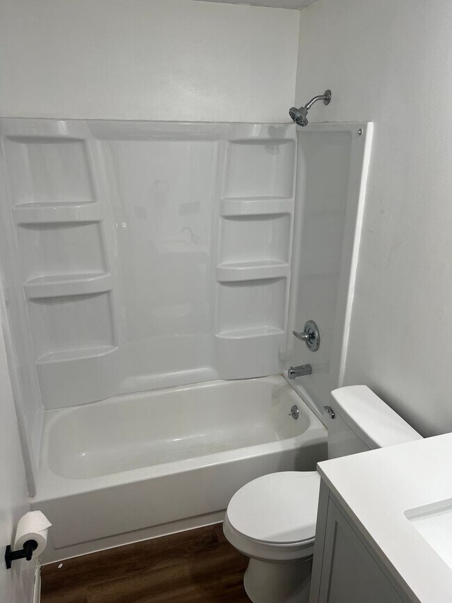 Building Photo - Spacious 3 Bedroom, 1 Bathroom Duplex