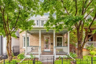 Building Photo - Gorgeous City Park Gem!