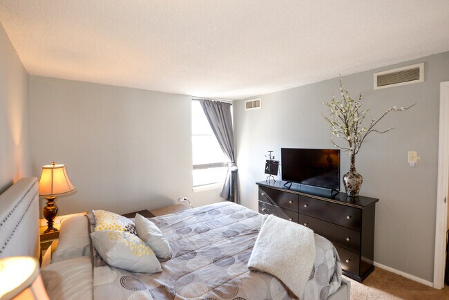 Bedroom with a queen bed - 1020 15th St