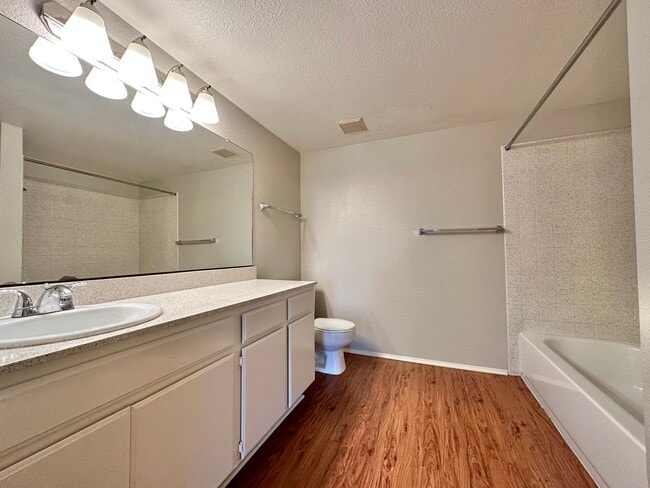 Building Photo - Spacious 1-Bedroom Condo with Garage!