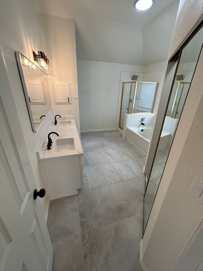 Building Photo - 1131 Holly Dr