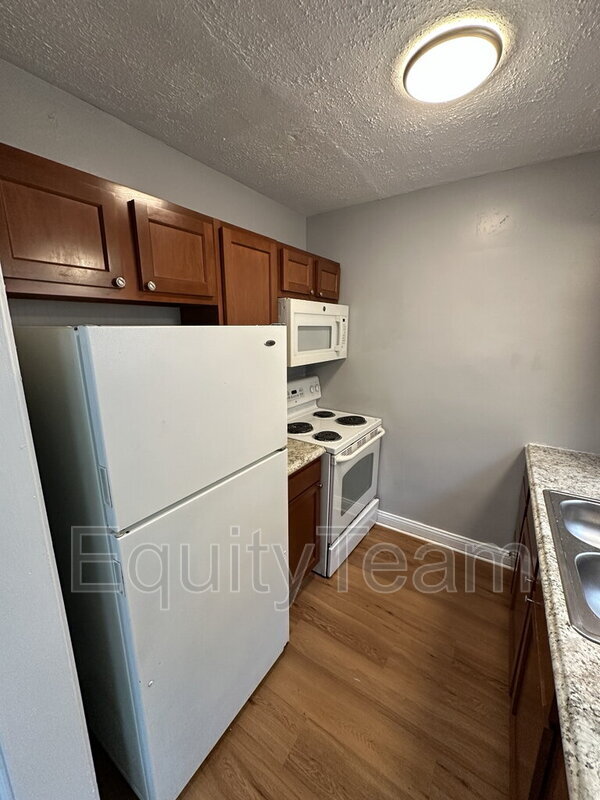 Building Photo - 5929 Oakwood Ave