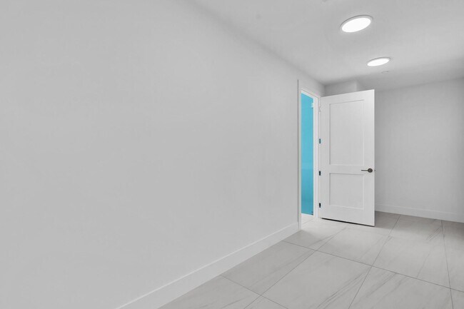 Building Photo - Stunning High-Rise Condo with Ocean Views | Prime Beach Location