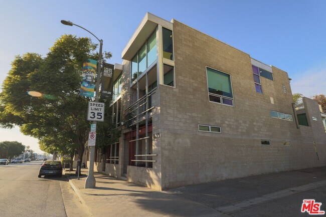 Building Photo - 6615 Melrose Ave
