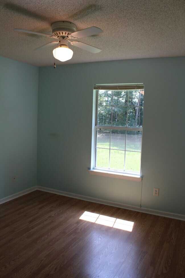 Building Photo - 546 Oak Creek Rd