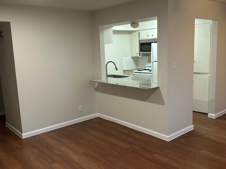 Building Photo - 10825 Greenwillow St