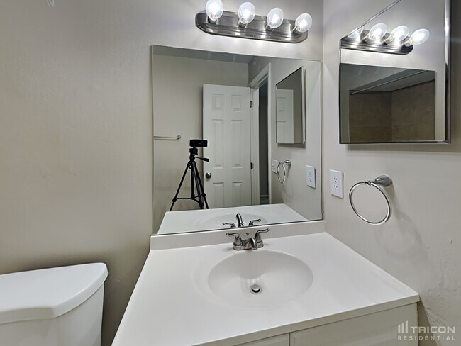 Building Photo - 1525 Guinevere Dr
