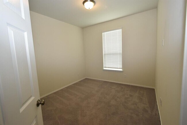 Building Photo - 8647 Cedardale Park Dr
