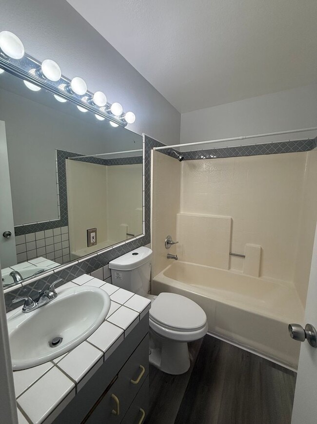 Building Photo - AWESOME 2 BEDROOM 1.5 BATH CONDO - AVALON ...
