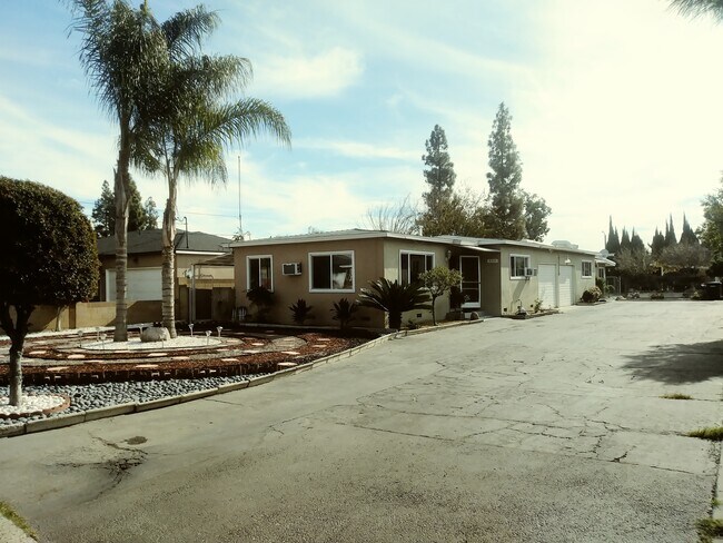 Building Photo - 824 W Cully Dr