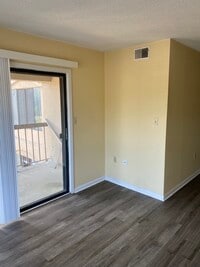 Building Photo - 1600 Park Cir