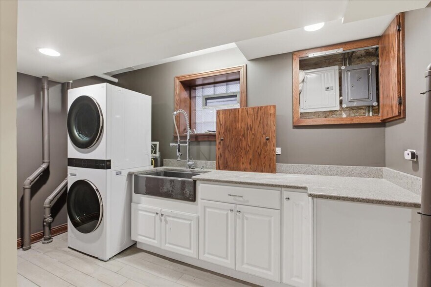 Building Photo - 5218 N Lieb Ave