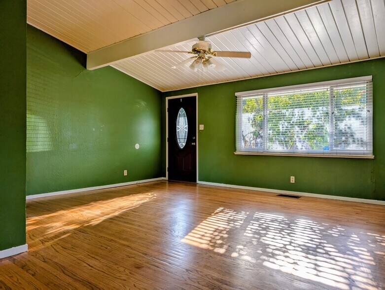 Building Photo - 3060 Ponderosa Dr
