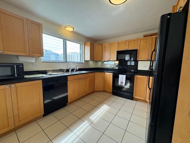 Building Photo - Spacious 2 Bed/2 Bath/2 Lanai Furnished Penthouse Unit at Kaiolu Sunrise