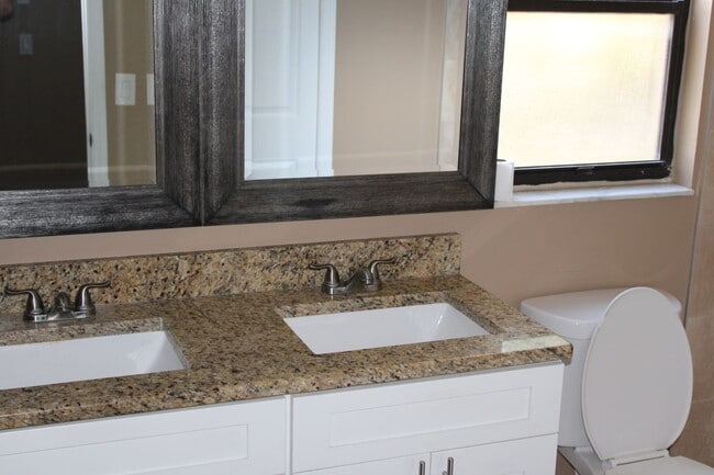 Building Photo - Updated 3 bedroom 2 bath in Greenbrook Estates