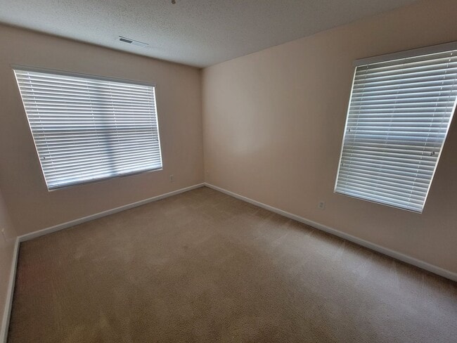 Building Photo - 142 Queensberry Ct