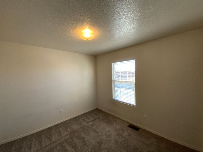 Building Photo - 3 Bedroom Home Near Unser Blvd SW & Tower ...