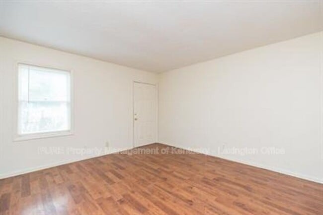 Building Photo - 233 Landings Dr