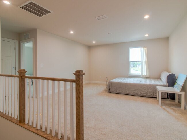 Building Photo - 12 MONTH RENTAL - 3 BED 2.5 BATH SINGLE FA...
