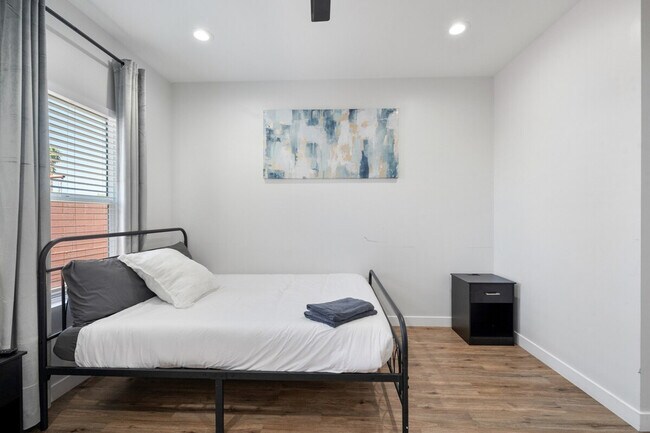 Building Photo - 3806 E Polk St