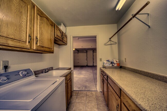 Building Photo - Beauty on Bowstring Drive