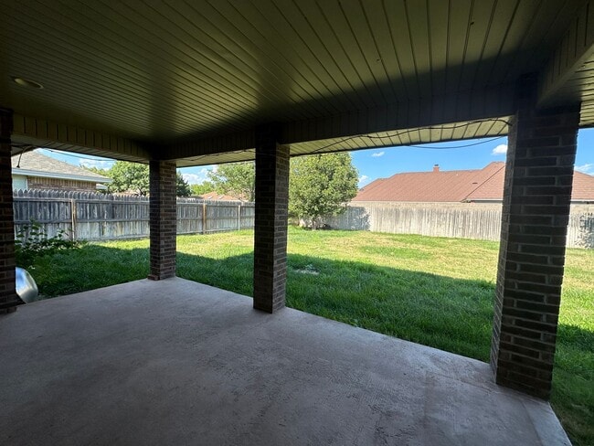 Building Photo - Spacious and nicely located on a cul-de-sac street 3 bedroom 2 bathroom home for rent.