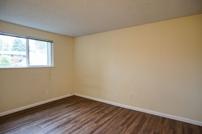 Building Photo - 2 Bdr in Multnomah Village w/ Hardwoods, D...