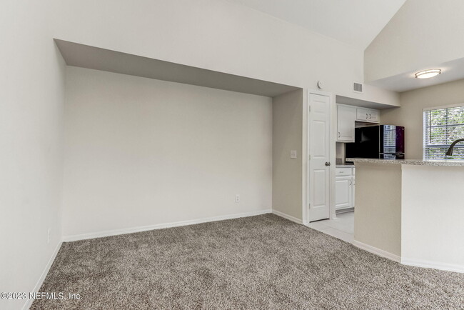 Building Photo - 13700 Richmond Park Dr N