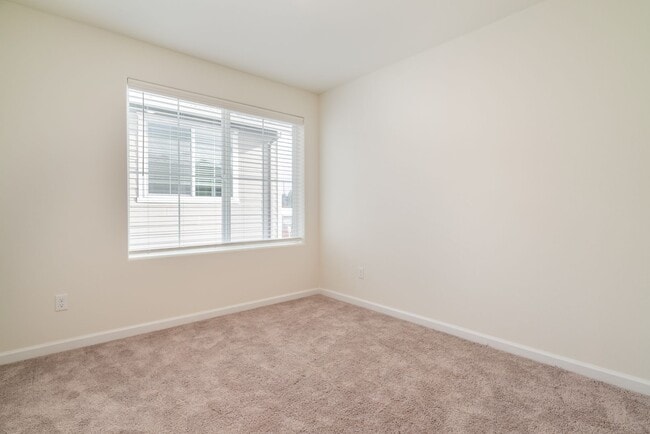 Building Photo - Super clean & spacious 4-bdrm/3-bath townhome in NE—Attached garage, great location