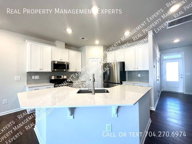 Building Photo - Beautiful 3BR/2.5BA Townhouse in Charlotte!