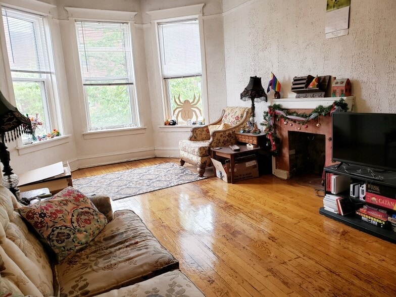 Living Room - 3516 Broadway N