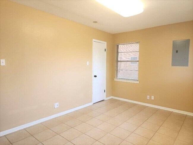 Building Photo - 807 Country Club Rd