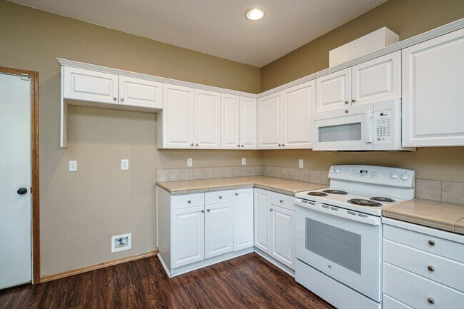 Building Photo - 3 bedroom 2.5 Bath - On Dead End Street - Low Maintenance Fenced Yard - Community Center with Swi...