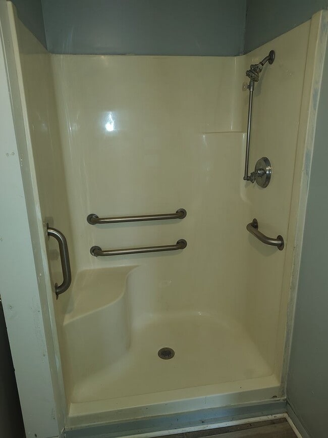 Building Photo - Available May 1 | Renovated 2BR Home | W/D Hookups | Pets Welcome | $850/mo | Pittsburg KS