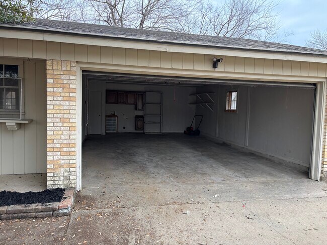 Building Photo - 704 Apollo Dr