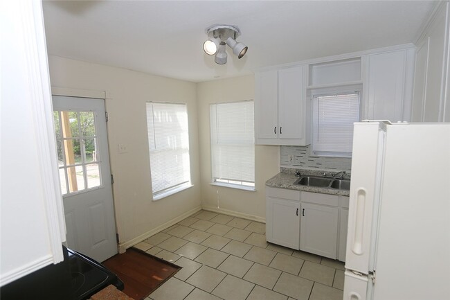 Building Photo - 2927 S Staples St