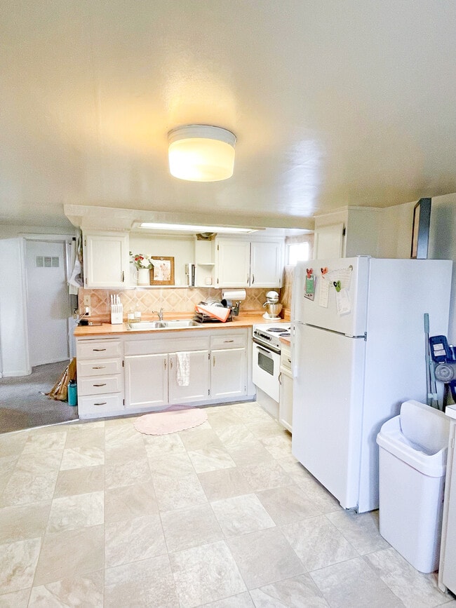 Building Photo - 825 E 820 N